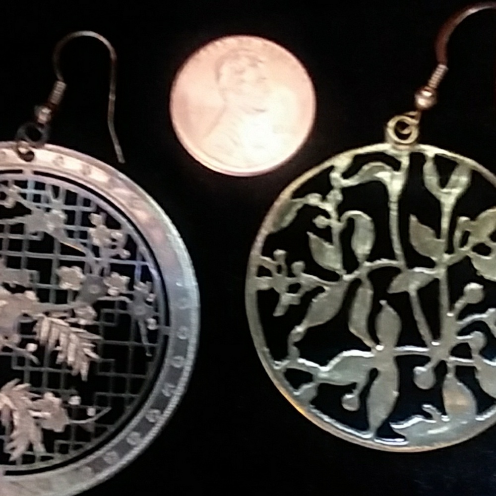 ❌SOLD❌🔷️For Charity🔷️ Floral Medallion earrings - Picture 4 of 7